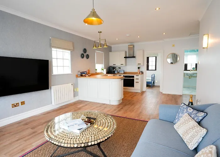 Fabulous 3-Bedroom Home Across St Michaels Mount